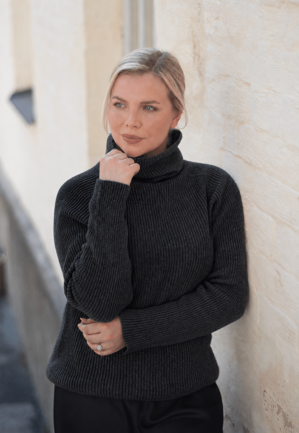 WOOL Warm Turtle Knit -neule, tummanharmaa