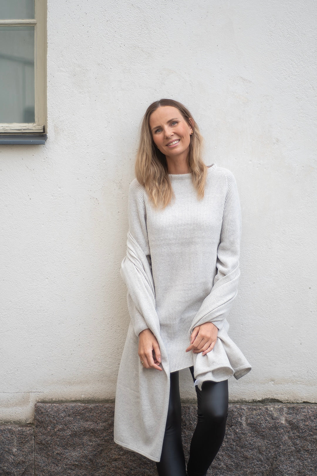 WOOL Warm Long Knit -neule, vaaleanharmaa
