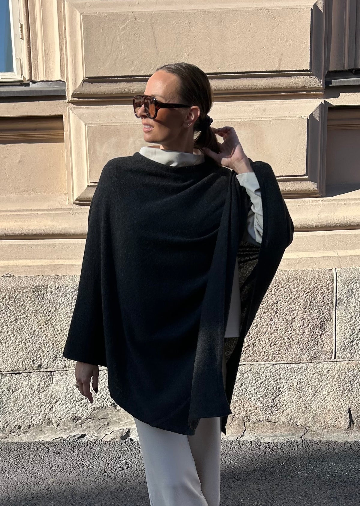 WOOL Love Poncho -villaponcho, tummanharmaa