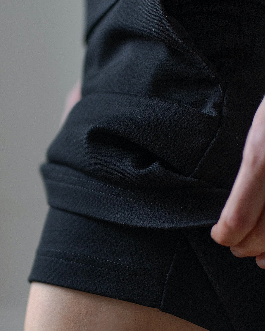 ESSENTIAL Skort -shortsihame, musta